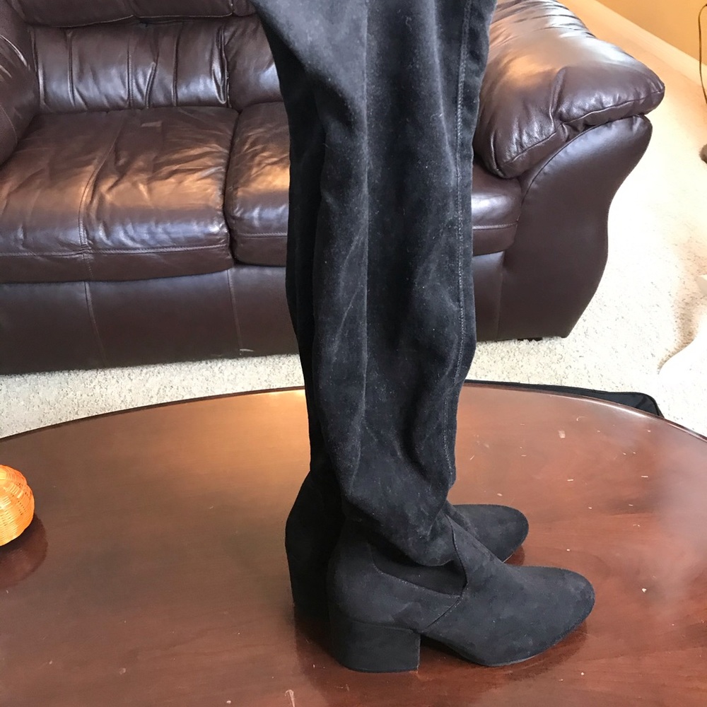 Black knee-/slightly thigh high skin tight boots